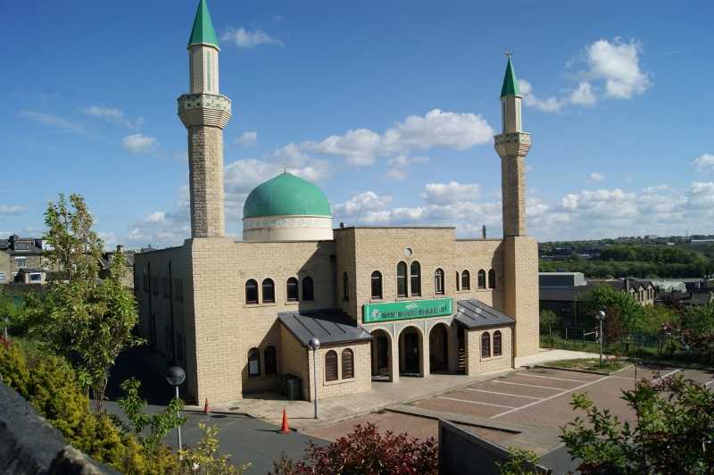يصلي رجل فراى المسجد امام المسجد دخل رجل دخل